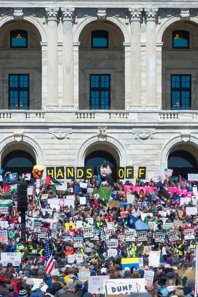 Aziz Paul, MN, ABD 5 Nisan 2025 'te Hands Off!' da protesto yapan kimliği belirsiz şahıslar! Minnesota Eyalet Meclisi 'nde miting.