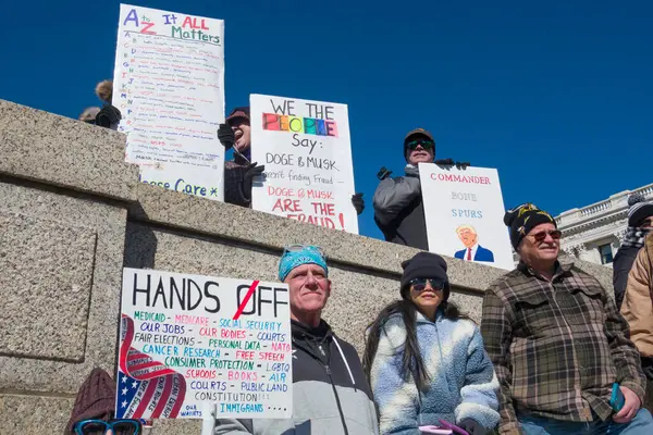 Aziz Paul, MN, ABD 5 Nisan 2025 'te Hands Off!' da protesto yapan kimliği belirsiz şahıslar! Minnesota Eyalet Meclisi 'nde miting.
