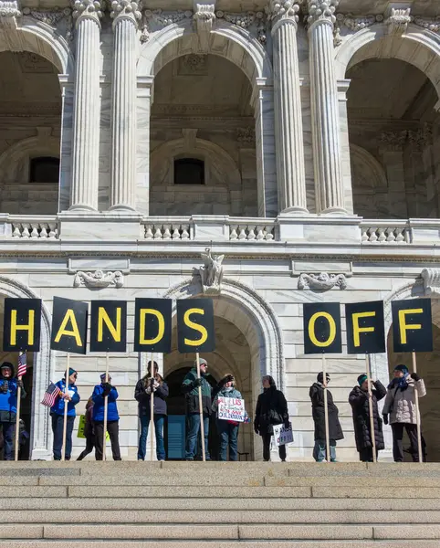Aziz Paul, MN, ABD 5 Nisan 2025 'te Hands Off!' da protesto yapan kimliği belirsiz şahıslar! Minnesota Eyalet Meclisi 'nde miting.