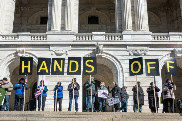 Aziz Paul, MN, ABD 5 Nisan 2025 'te Hands Off!' da protesto yapan kimliği belirsiz şahıslar! Minnesota Eyalet Meclisi 'nde miting.