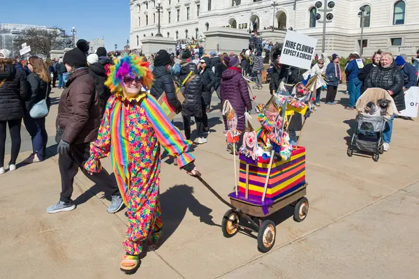 Aziz Paul, MN, ABD 5 Nisan 2025 'te Hands Off!' da protesto yapan kimliği belirsiz şahıslar! Minnesota Eyalet Meclisi 'nde miting.