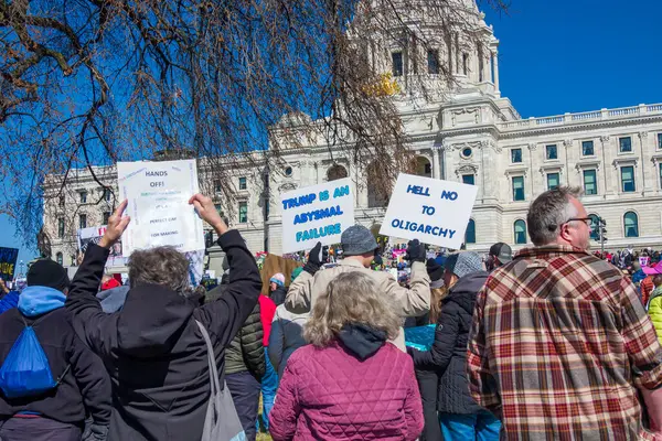 Aziz Paul, MN, ABD 5 Nisan 2025 'te Hands Off!' da protesto yapan kimliği belirsiz şahıslar! Minnesota Eyalet Meclisi 'nde miting.