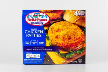 St. Paul, MN, USA, APRIL 2, 2025: Bell and Evans Breaded Chicken Patty ürünü ve ticari marka logosu.