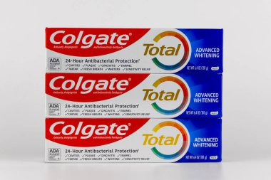 WOODBURY, MN, USA, APRIL 22, 2025: Colgate Gelişmiş Beyaz Diş macunu ve ticari marka logosu.