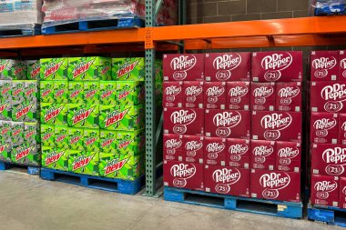 WOODBURY, MN, ABD, APRIL 22, 2025: Dr. Pepper ve Mountain Dew soda ve ticari marka logolarının toptan sergilenmesi.