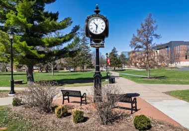 RIVER FALls, WI, ABD, 19 Nisan 2025: Wisconsin Üniversitesi, River Falls Kampüs Saati.