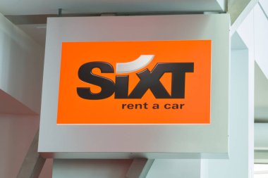 SEATTLE, WA, ABD, 24 Mayıs 2025: Altı Araç Kiralama ve ticari marka logosu.