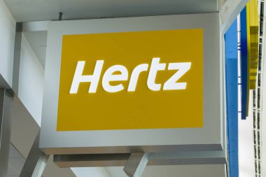 SEATTLE, WA, ABD, 24 Mayıs 2025: Hertz araba kiralama tabelası ve ticari marka logosu.