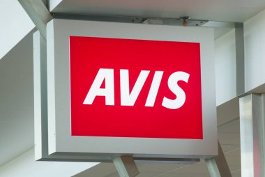 SEATTLE, WA, ABD, 24 Mayıs 2025: Avis kiralık araba işareti ve ticari marka logosu.
