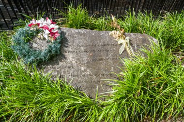 OLYMPIA, WA, ABD, 1 Haziran 2025: İkinci Dünya Savaşı anıtındaki taş levha.