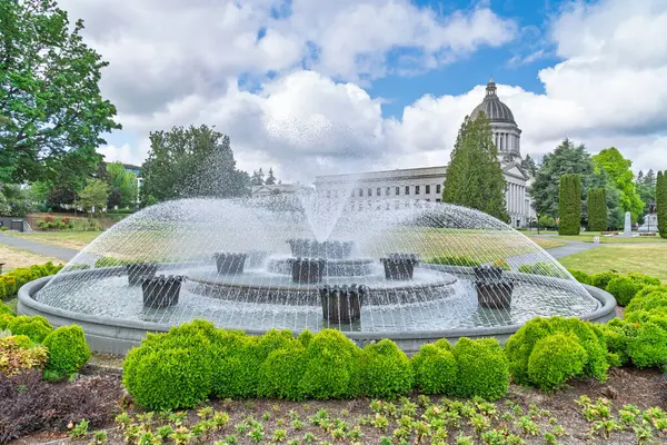 OLYMPIA, WA, ABD, HAZİRAN 1 Haziran 2025: Washington Eyalet Meclisi 'nin gerekçesiyle Meclis Pınarı.