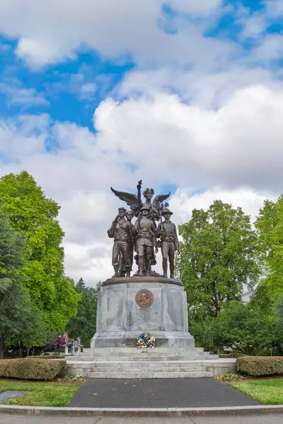 OLYMPIA, WA, ABD, 1 Haziran 2025: Birinci Kanatlı Zafer Savaşı anıtı Washington Eyalet Kongre Binası 'nda.