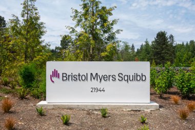 BOTHELL, WA, ABD, 25 Mayıs 2025: Bristol-Myers Squibb dış tabela ve ticari marka logosu.