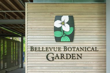 BELLUEVUE, WA, ABD, 26 Mayıs 2025: Bellevue Botanik Bahçesi giriş işareti ve ticari marka logosu.