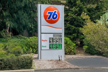 REDMOND, WA, ABD, 26 Mayıs 2025: Union 76 benzin istasyonu işareti ve ticari marka logosu.