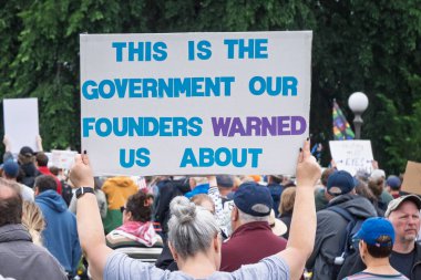 Aziz Paul, MN, ABD, 14 Haziran 2025: Minnesota Eyalet Meclisi 'ndeki Krallar Yok mitinginde tanımlanamayan kitle.