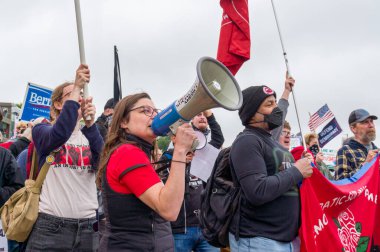 St. Paul, MN, ABD, 14 Haziran 2025: Minnesota Eyalet Meclisi 'nde düzenlenen Krallar Yok mitinginde kimliği belirsiz Minnesota Demokratik Sosyalistleri.