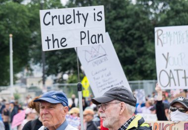 Aziz Paul, MN, ABD, 14 Haziran 2025: Minnesota Eyalet Meclisi 'ndeki Krallar Yok mitinginde tanımlanamayan kitle.