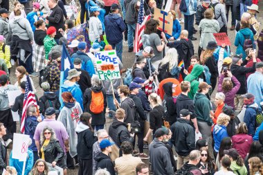 Aziz Paul, MN, ABD, 14 Haziran 2025: Minnesota Eyalet Meclisi 'ndeki Krallar Yok mitinginde tanımlanamayan kitle.