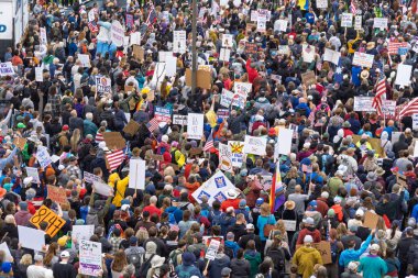 Aziz Paul, MN, ABD, 14 Haziran 2025: Minnesota Eyalet Meclisi 'ndeki Krallar Yok mitinginde tanımlanamayan kitle.