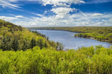 İlkbaharda Wisconsin ve Minnesota 'daki Kinnickinnic ve St. Croix nehirlerinin birleşimi.