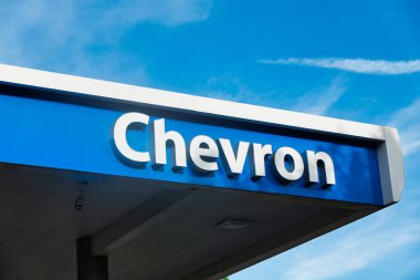 HILLSBORO, Or, USA, 30 Mayıs 2025: Sembol benzin istasyonu dış ve ticari marka logosu.