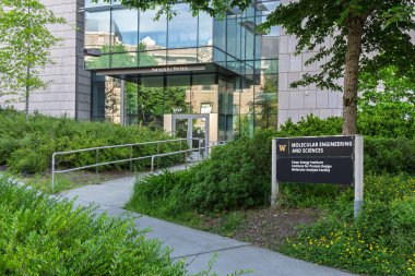 SEATTLE, WA, ABD, 25 Mayıs 2025: Washington Üniversitesi kampüsündeki moleküler mühendislik ve bilim binası.