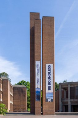 SEATTLE, WA, ABD, 25 Mayıs 2025: Washington Üniversitesi kampüsündeki Odegaard Kütüphanesi.