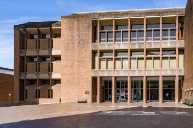 SEATTLE, WA, ABD, 25 Mayıs 2025: Washington Üniversitesi kampüsündeki Odegaard Kütüphanesi.