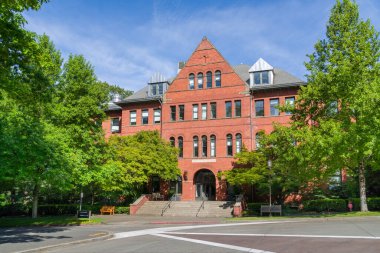 SEATTLE, WA, ABD, 25 Mayıs 2025: Washington Üniversitesi kampüsündeki Parrington Hall.