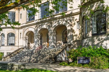 SEATTLE, WA, ABD, 25 Mayıs 2025: Washington Üniversitesi kampüsündeki Denny Hall.