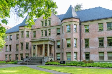 SEATTLE, WA, ABD, 25 Mayıs 2025: Lewis Hall Washington Üniversitesi kampüsünde.