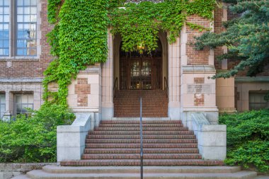 SEATTLE, WA, ABD, 25 Mayıs 2025: Winlock Miller Hall Washington Üniversitesi Kampüsü.