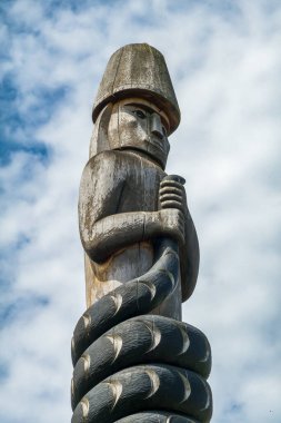 Vancouver, BC, CA, 27 Mayıs 2025: British Columbia Üniversitesi kampüsündeki Musqueam Post heykeli.