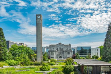 Vancouver, BC, CA, 27 Mayıs 2025: Irving K. Barber Öğrenme Merkezi ve Walter C. Koerner Saat Kulesi British Columbia Üniversitesi kampüsünde yer almaktadır..