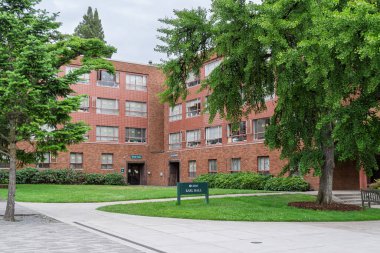Eugene, OR, ABD, 29 Mayıs 2025: Oregon Üniversitesi kampüsündeki Earl, Stafford ve Young Hall.