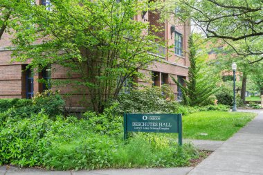 Eugene, OR, ABD, 29 Mayıs 2025: Oregon Üniversitesi kampüsündeki Desparutes Hall.