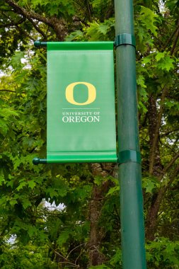 Eugene, OR, ABD, 29 Mayıs 2025: Oregon Üniversitesi kampüs bayrağı.