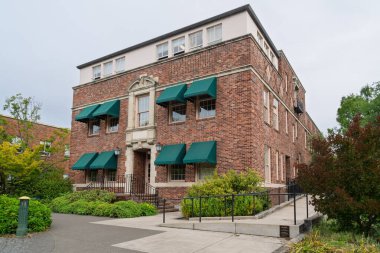 Eugene, OR, ABD, 29 Mayıs 2025: Oregon Üniversitesi kampüsündeki volkanoloji binası.