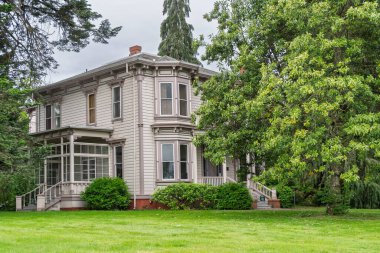 Eugene, OR, ABD, 29 Mayıs 2025: Oregon Üniversitesi kampüsündeki Collier Evi.