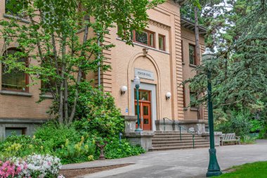 Eugene, OR, ABD, 29 Mayıs 2025: Oregon Üniversitesi kampüsündeki Fenton Hall.