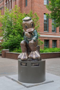 Eugene, OR, ABD, 29 Mayıs 2025: Oregon Üniversitesi kampüsündeki Düşünen Ördek heykeli.