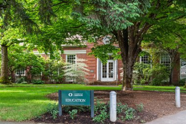 Eugene, OR, ABD, 29 Mayıs 2025: Oregon Üniversitesi kampüsündeki Eğitim Koleji.
