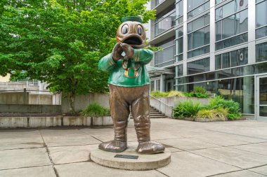 Eugene, OR, ABD, 29 Mayıs 2025: Oregon Üniversitesi kampüsünde Yell-O Duck heykeli.
