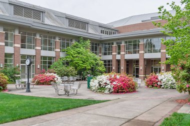 Eugene, OR, ABD, 29 Mayıs 2025: William W. Knight Hukuk Merkezi Bahçe Bahçesi Oregon Üniversitesi kampüsünde..