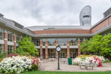 Eugene, OR, ABD, 29 Mayıs 2025: William W. Knight Hukuk Merkezi Bahçe Bahçesi Oregon Üniversitesi kampüsünde..