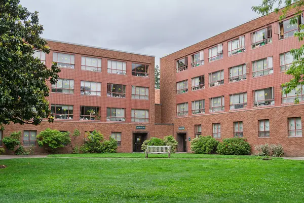 Eugene, OR, ABD, 29 Mayıs 2025: Oregon Üniversitesi kampüsündeki Morton ve McClure Salonları.