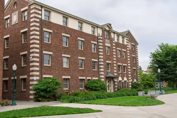 Eugene, OR, ABD, 29 Mayıs 2025: Oregon Üniversitesi kampüsündeki Straub Hall.