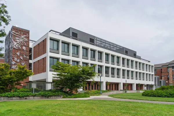 Eugene, OR, ABD, 29 Mayıs 2025: Oregon Üniversitesi kampüsündeki Huestis Hall.