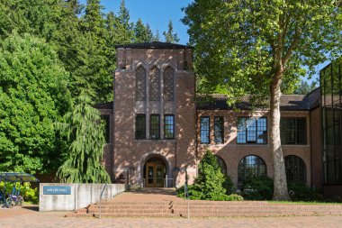 BELLINGHAM, WA, ABD, 27 Mayıs 2025: Miller Hall Batı Washington Üniversitesi kampüsünde.